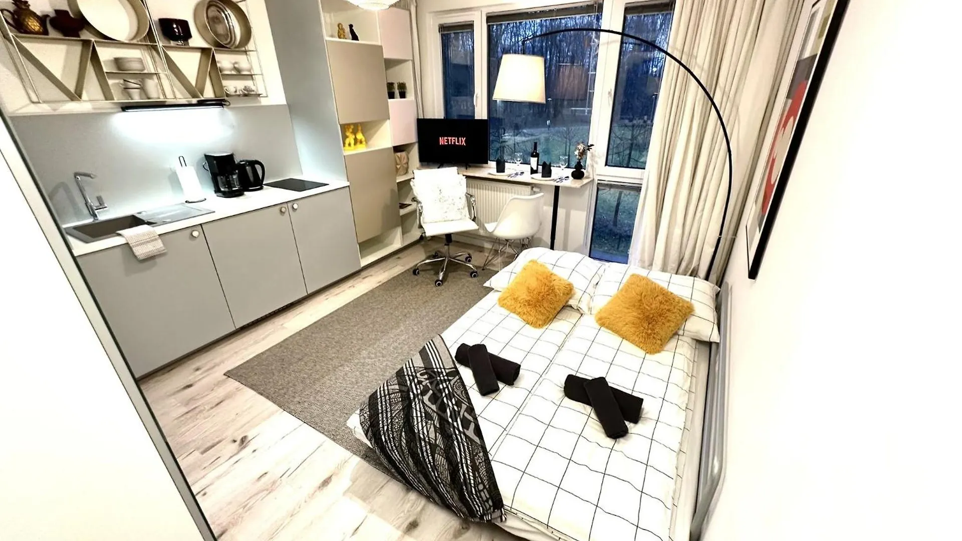 Apartment Cozy Studio At Park Near City-Center +Netflix +Wifi Warsaw Poland